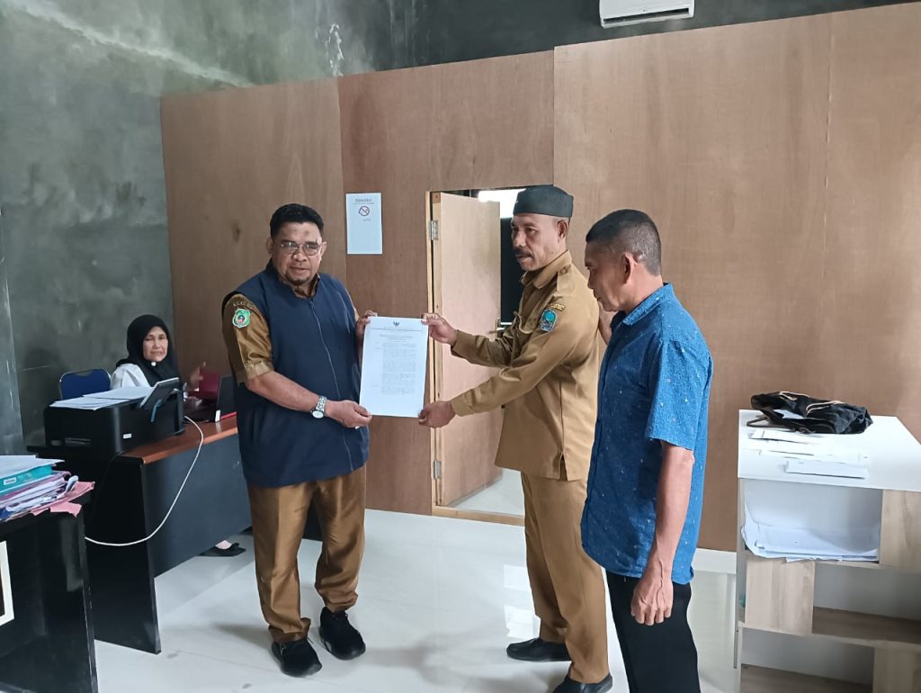 DPMD Halsel Resmi Serahkan SK Caretaker Kades Tabamasa kepada Garwan ...